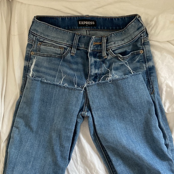 Hello! Selling a cropped pair of express jeans only worn twice - Picture 2 of 3